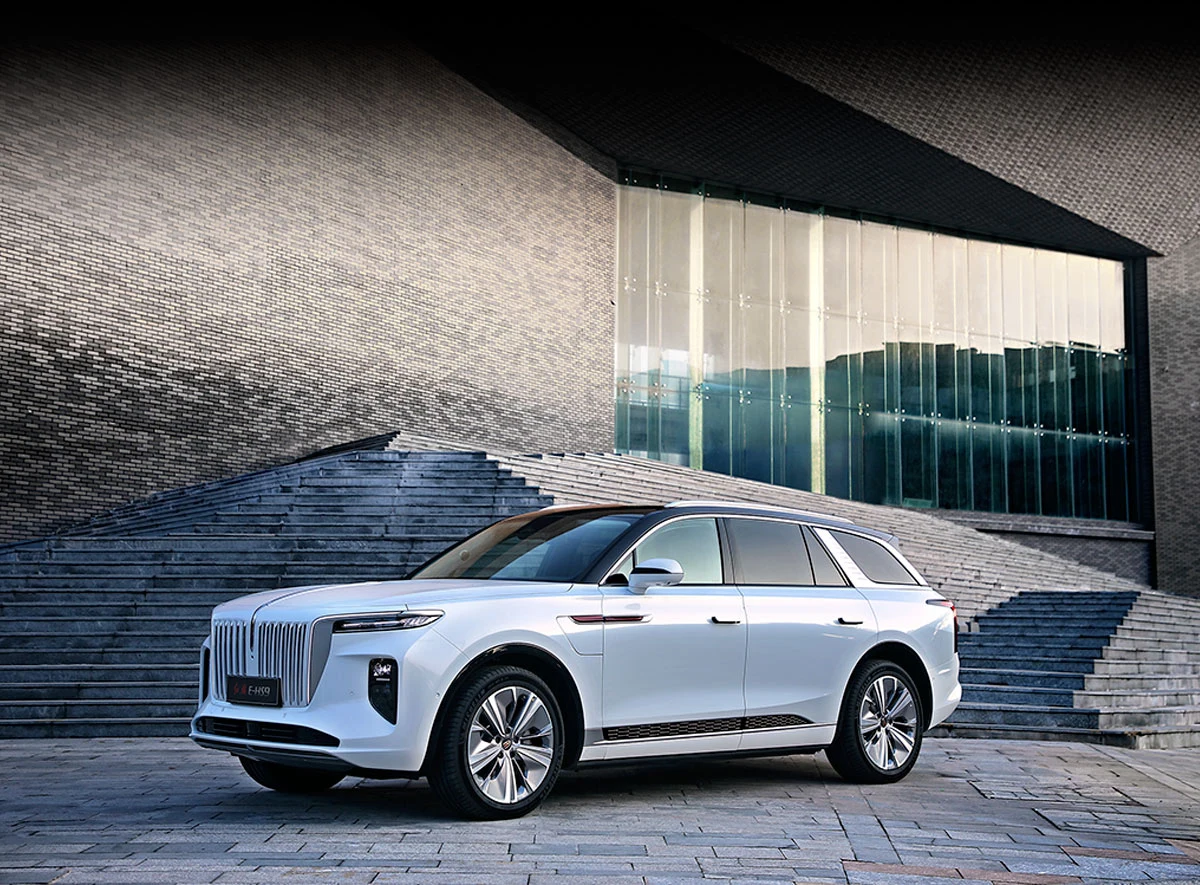 HONGQI E-HS9 – pohled zepředu a z boku