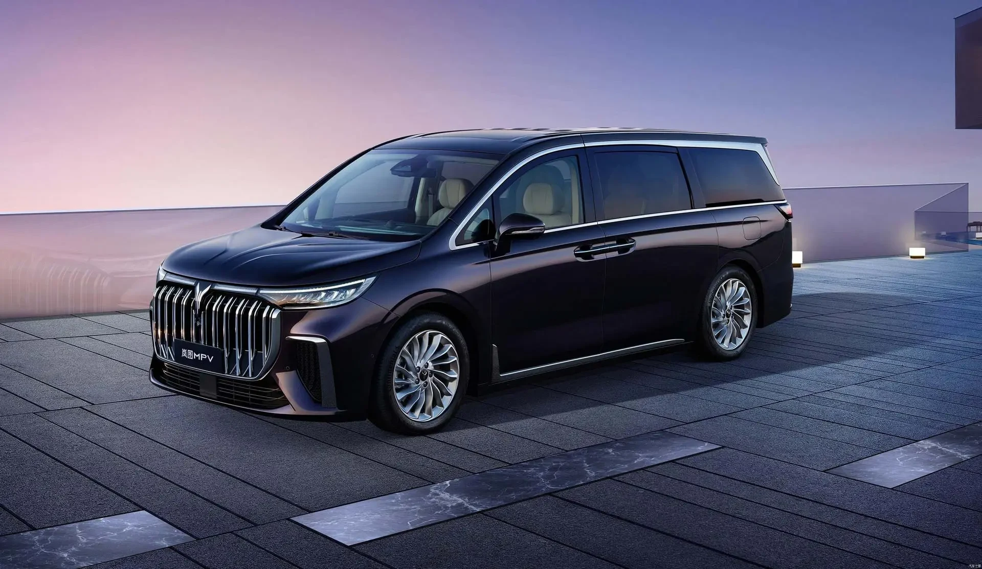 VOYAH Dream PHEV – pohled zepředu a z boku