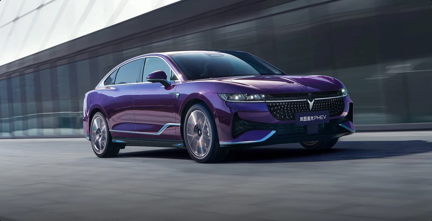 VOYAH Passion PHEV – pohled zepředu a z boku